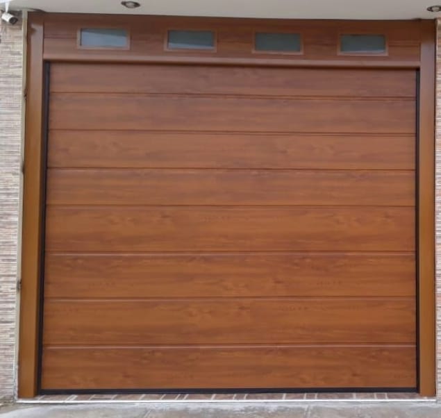 Puerta seccional color cedro